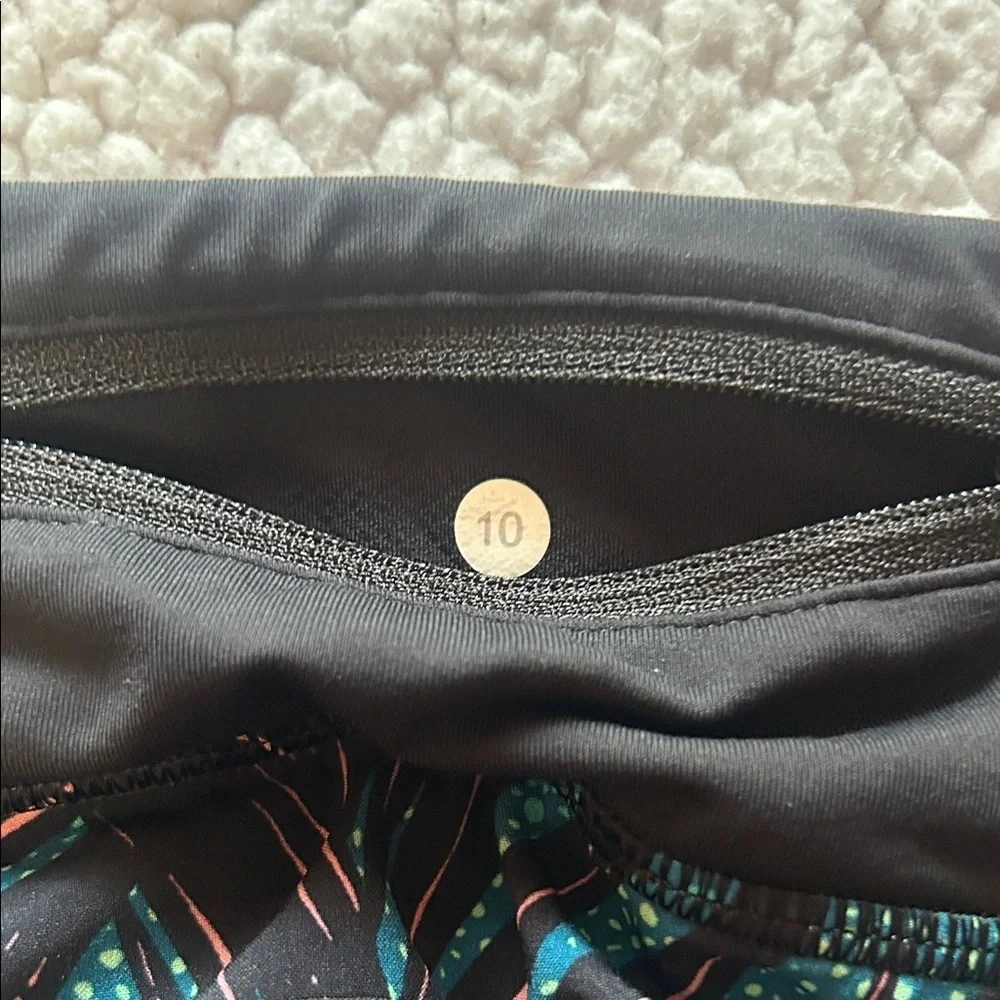 Lululemon Athletica Teal and Black Leaf Print Shorts